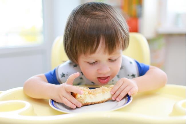 ילד קטן אוכל עוגת גבינה